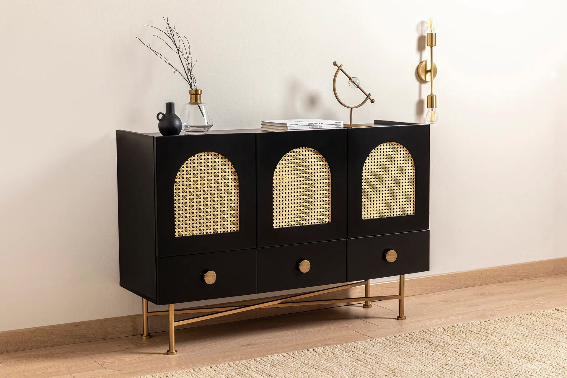 Buffet design avec cannage Kalfi L123xH63cm Bois Noir et Beige avec pieds Or