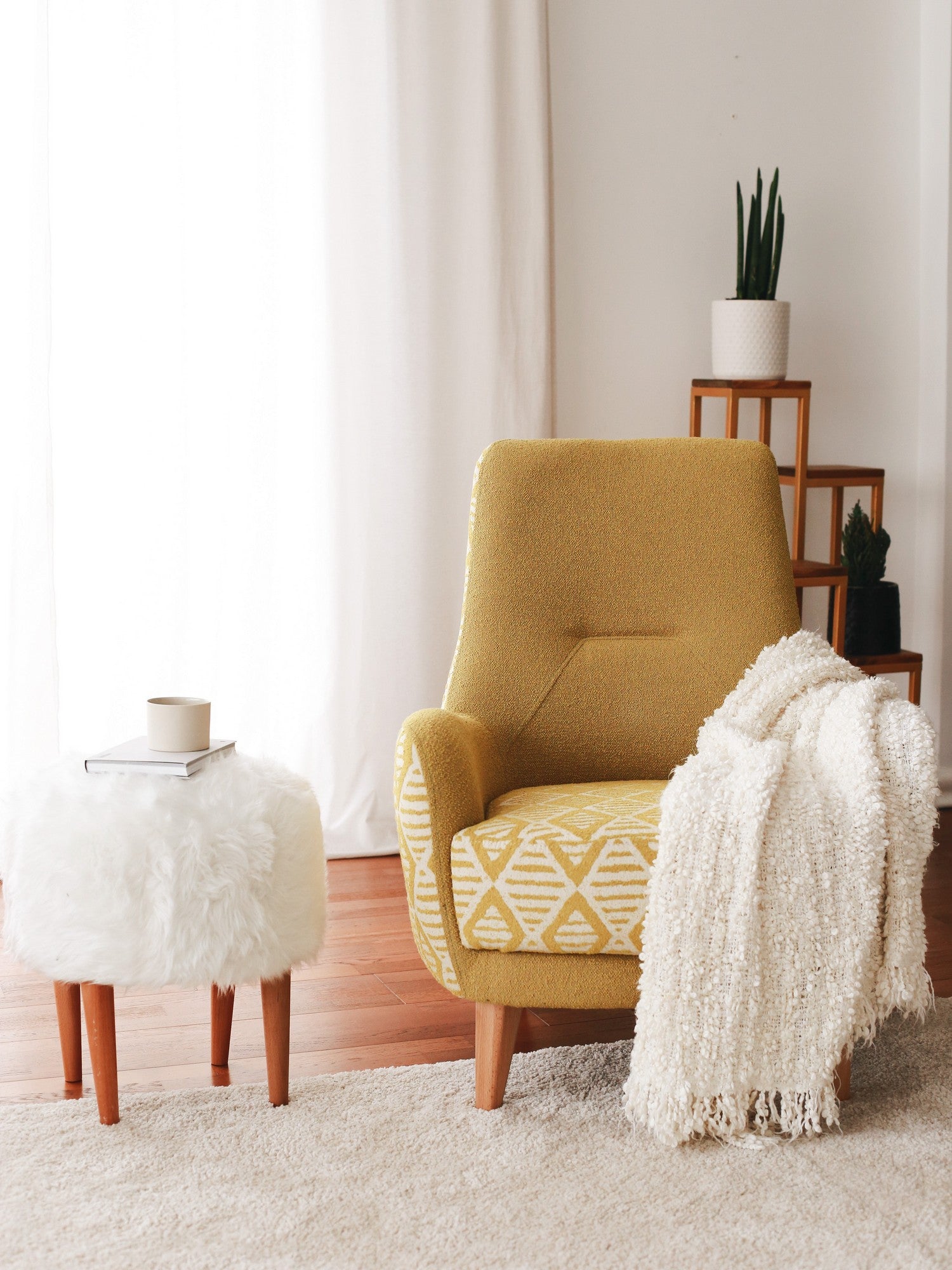 Fauteuil crapaud style scandinave Calido Tissu bouclette Jaune et Blanc