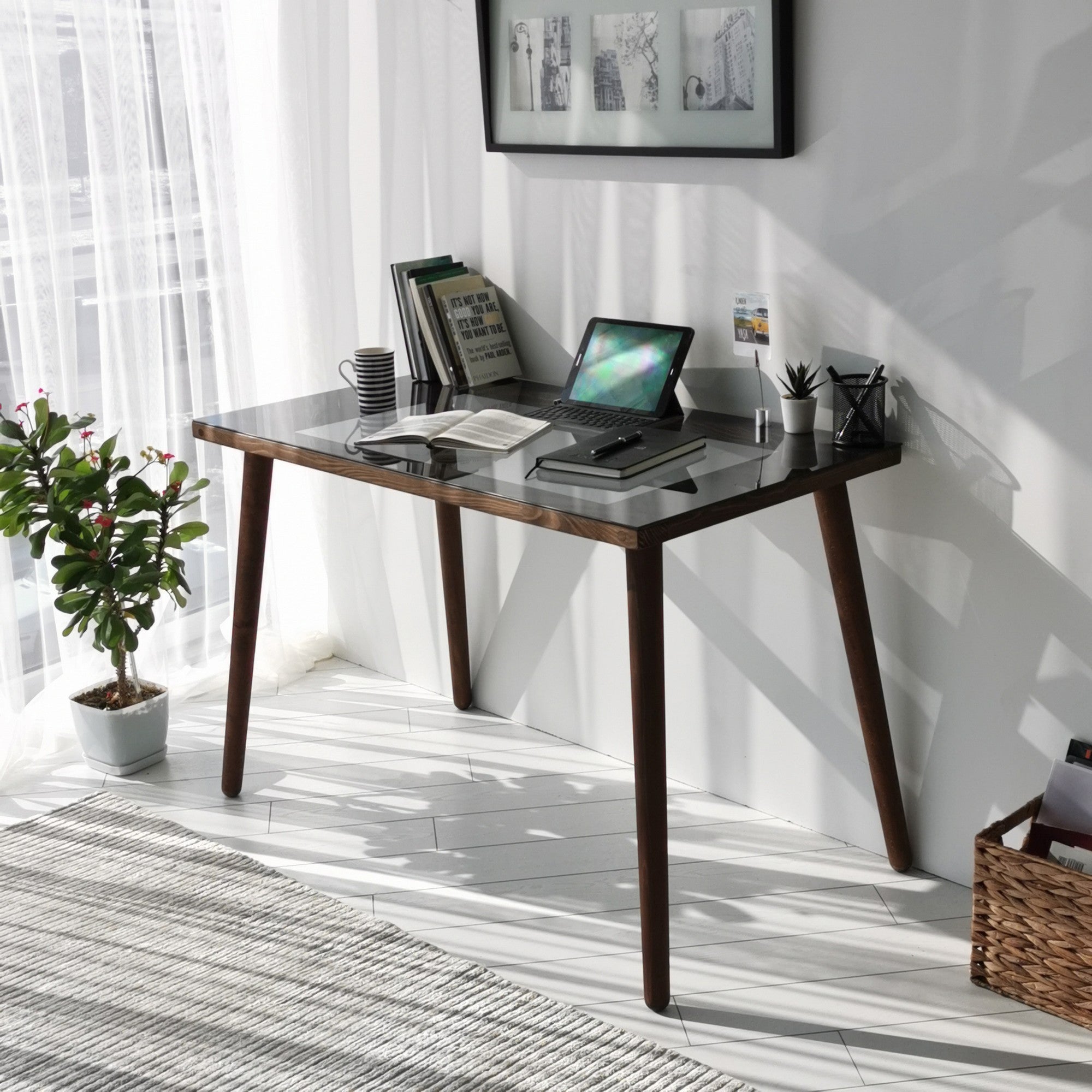 Bureau moderne Luchio L110cm Pin massif foncé et Verre trempé fumé