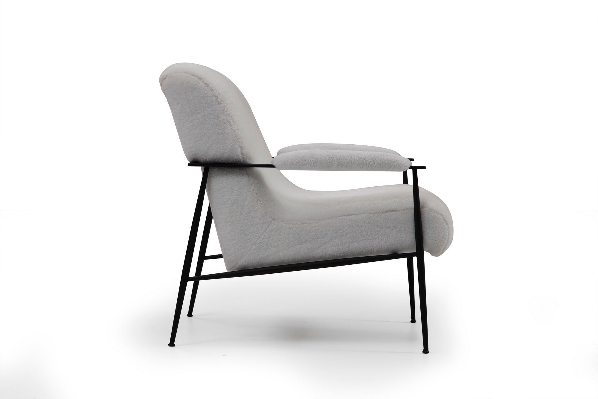 Fauteuil avec accoudoirs style moderne Carinos Fourrure Blanc et Métal Noir