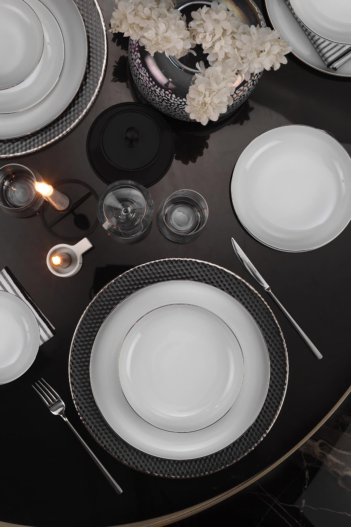 Service de table minimaliste 18 pièces Ameli 100% Porcelaine Blanc avec liseré Argent