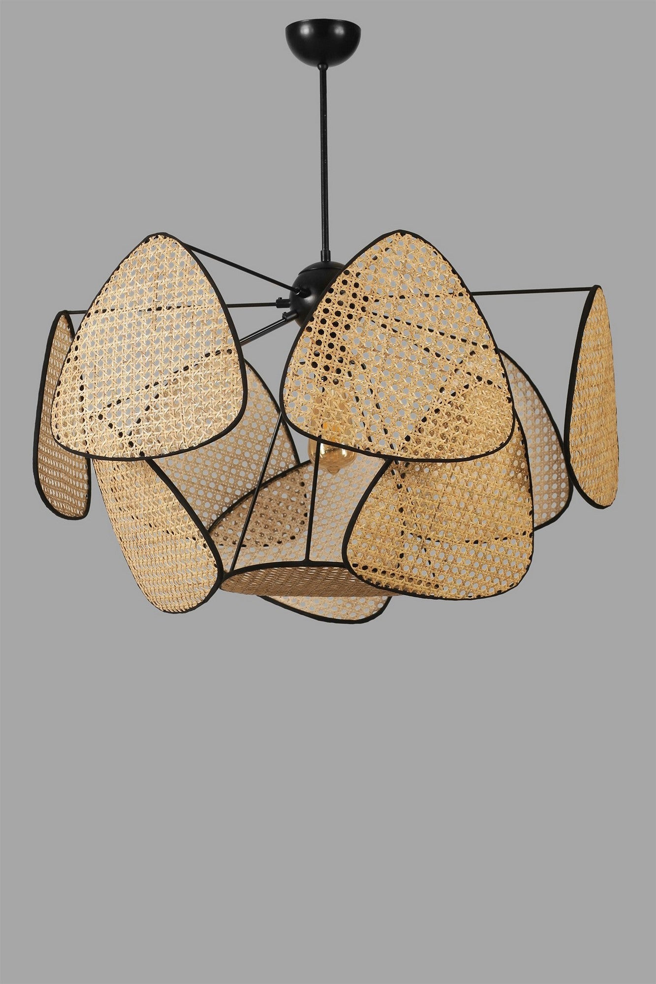 Suspension Style vintage avec cannage Hella L70cm Motif Triangles Rotin Naturel et Métal Noir