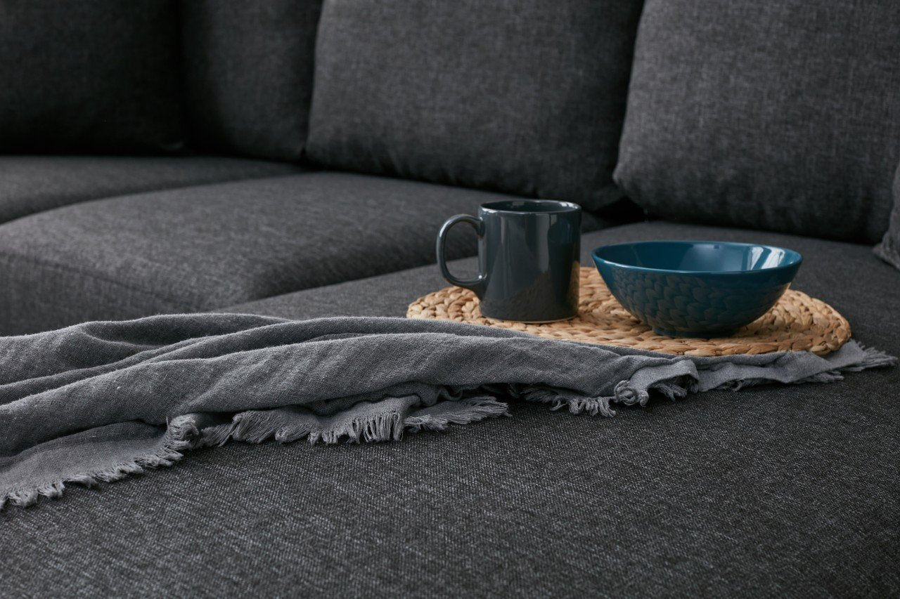 Canapé d'angle à gauche convertible avec pouf-coffre Evania Tissu Gris anthracite