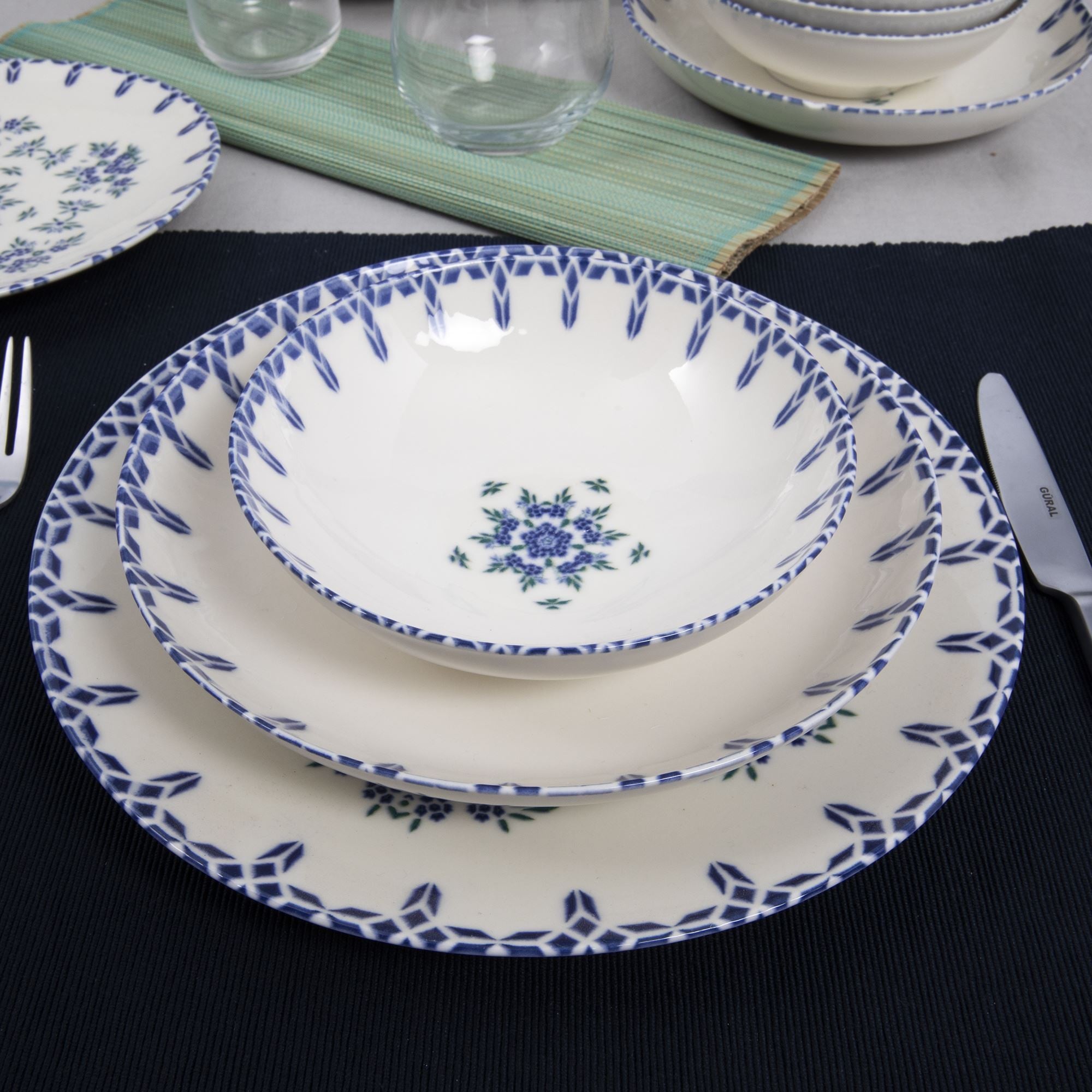 Service de table 24 pièces Fabre Porcelaine Blanc Motif Géométrique floral Bleu et Vert